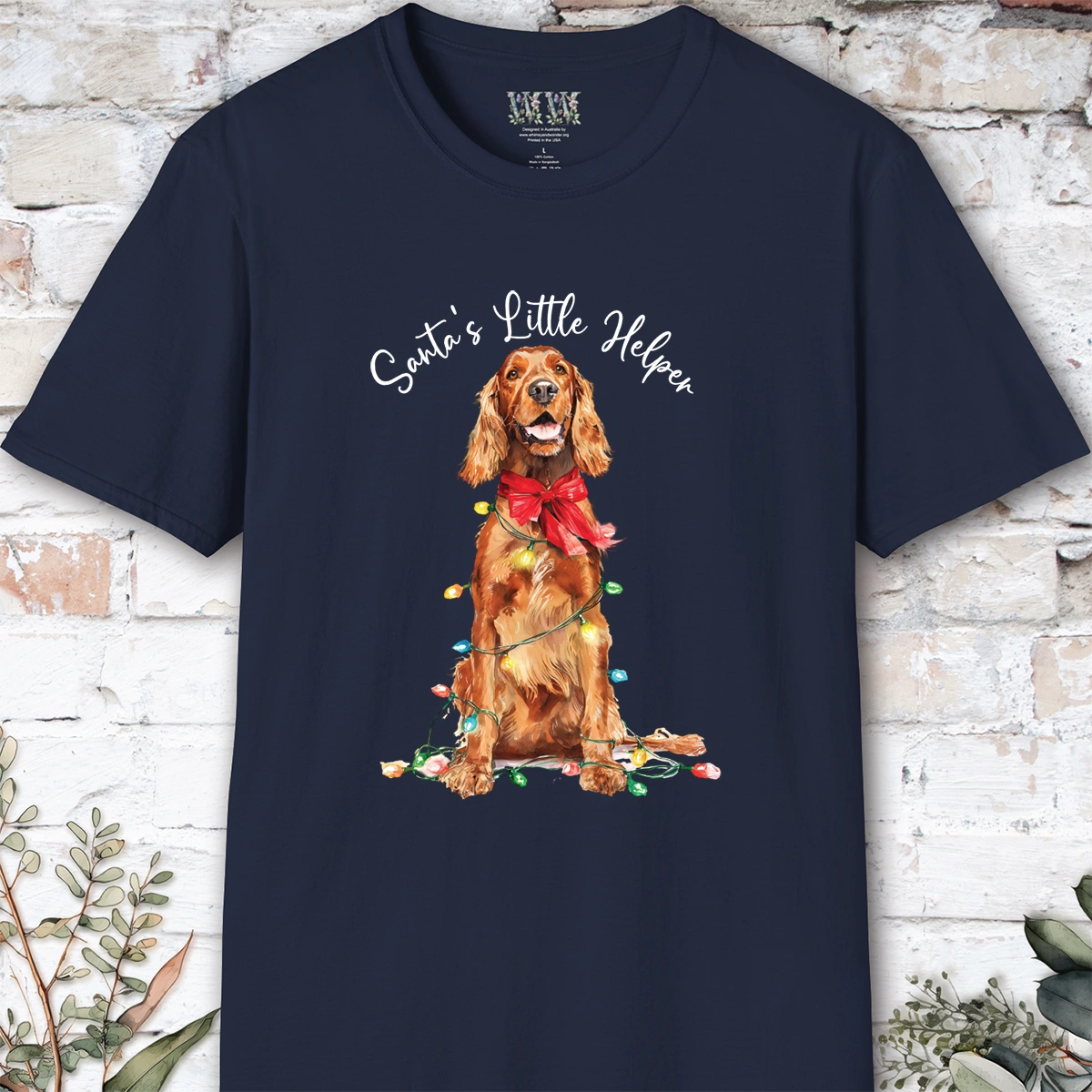 Irish Setter Santa's little helper. unisex T shirt