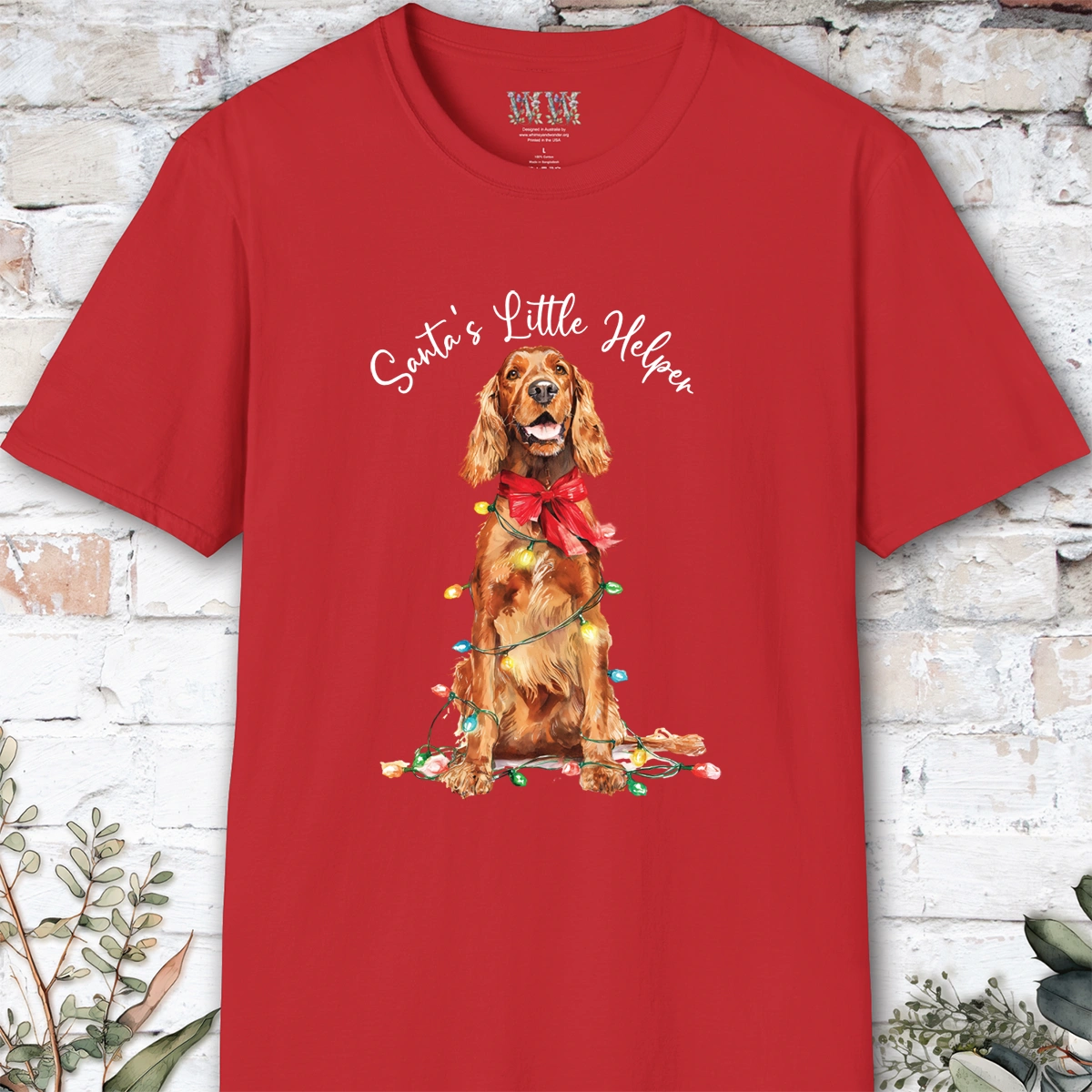 Irish Setter Santa's little helper. unisex T shirt
