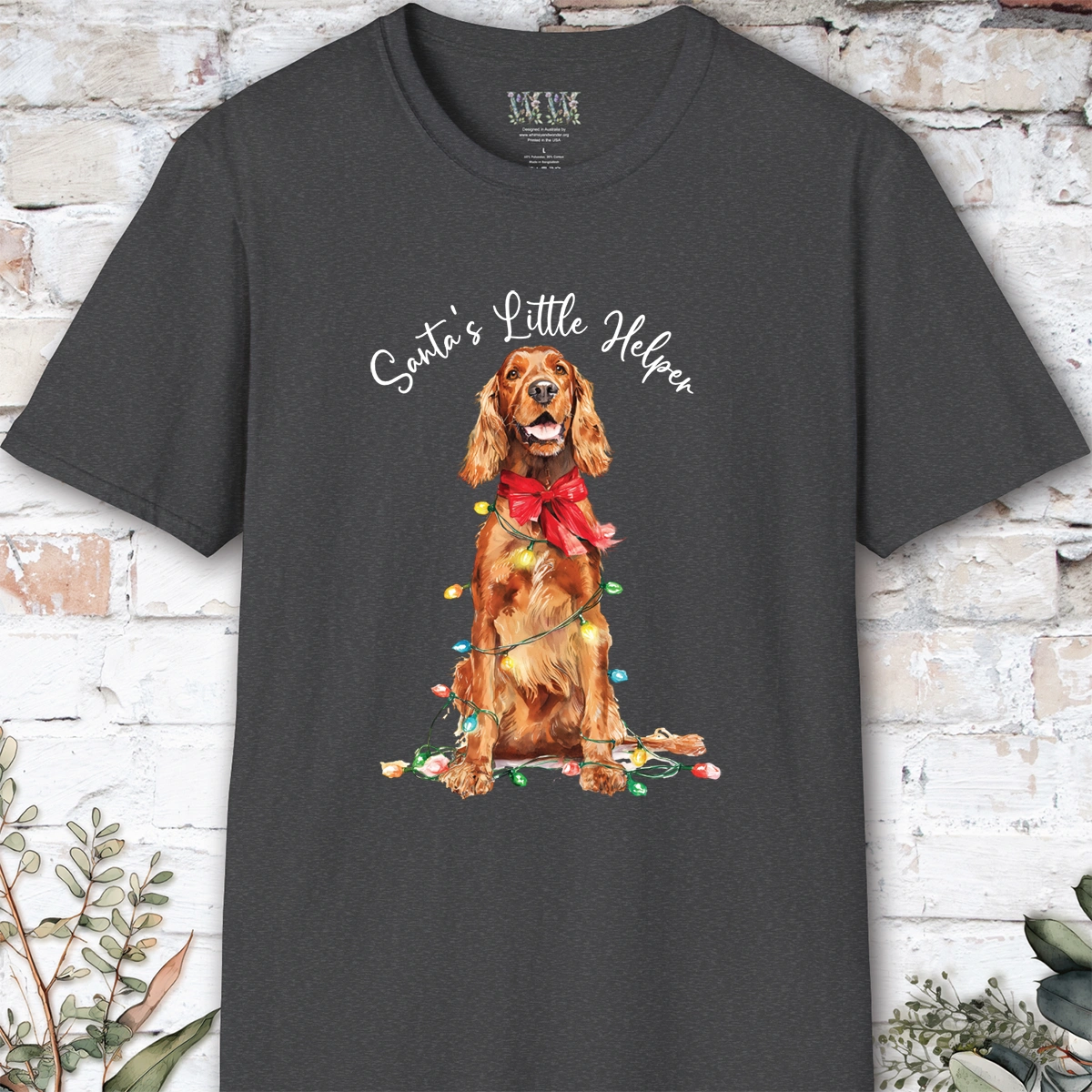 Irish Setter Santa's little helper. unisex T shirt